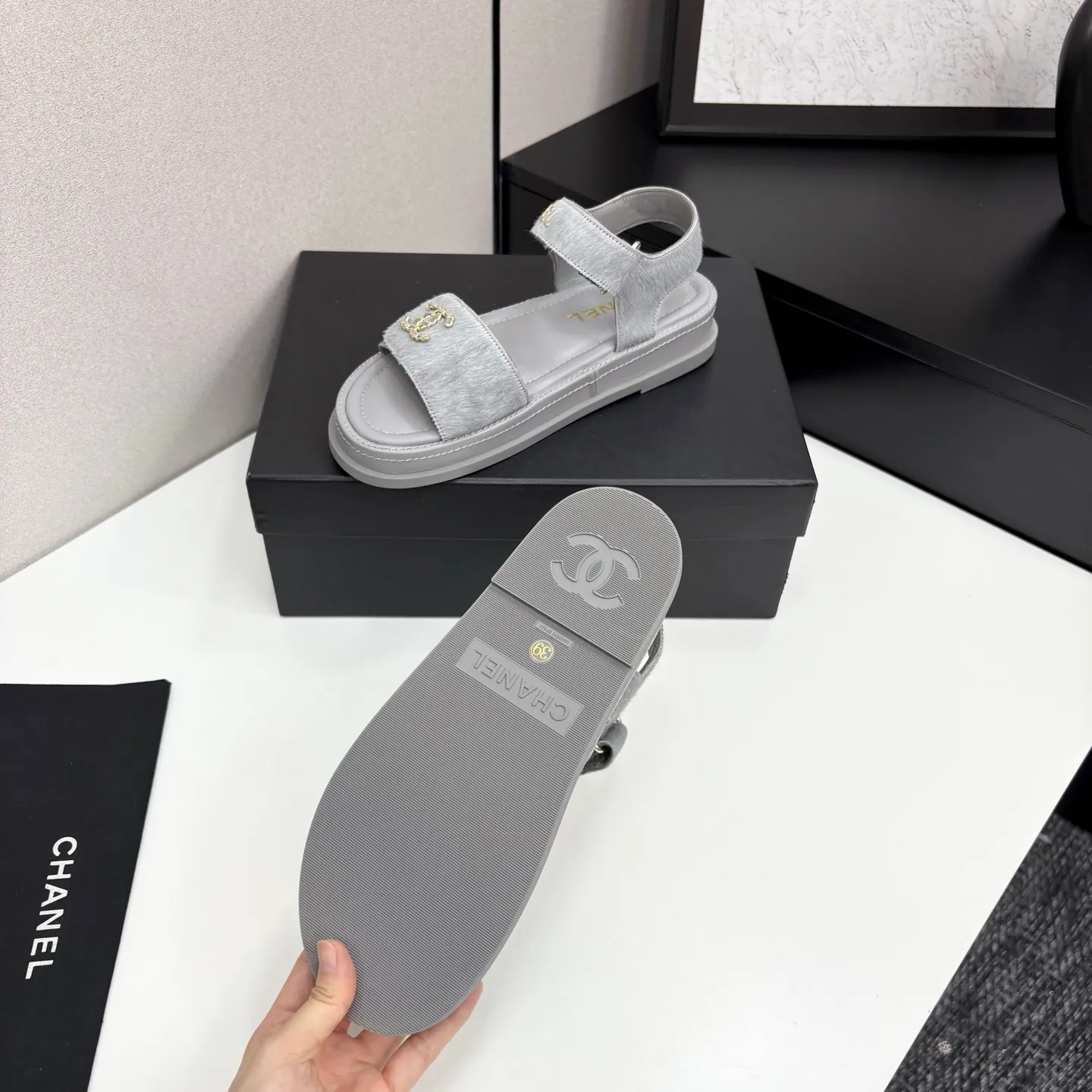 👟👟Ex-factory price 560👟👟Chanel Chanel's new early autumn thick-soled sandals are popular on catwalks on major social platforms. One of the most popular sandals at the moment. Soft and comfortable on the feet. Horsehair upper imported from Italy. Sheepskin feet. Original molded outsole Size: 35-40 (41 customized)